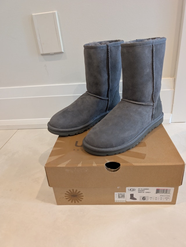 New UGG Australia Classic Short Sheepskin Boots Grey Size 6