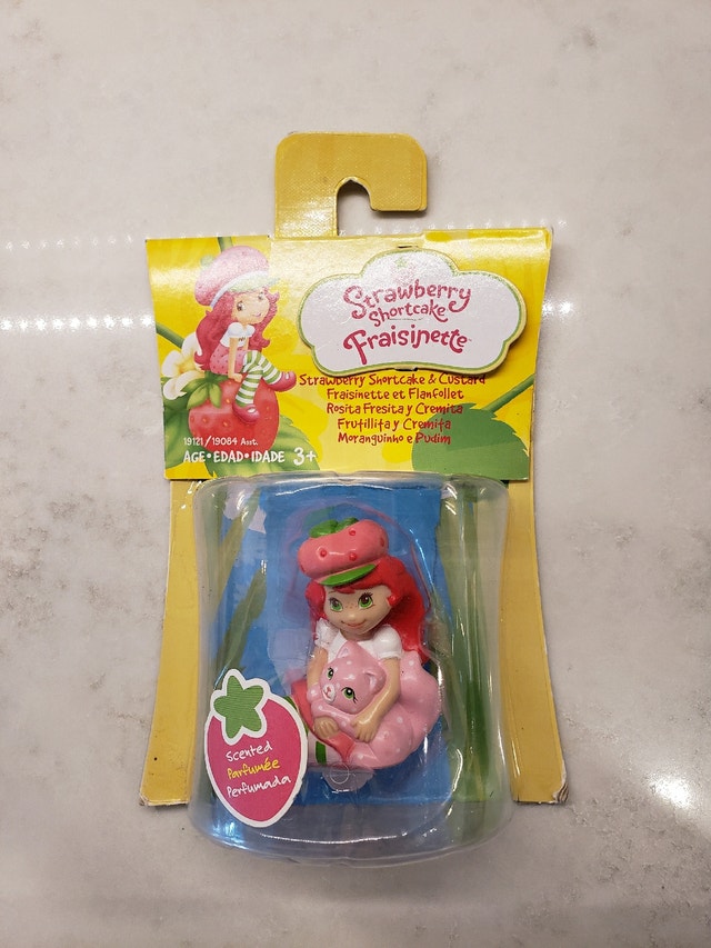 Brand new Strawberry Shortcake and Custard Scented Figurine 2009