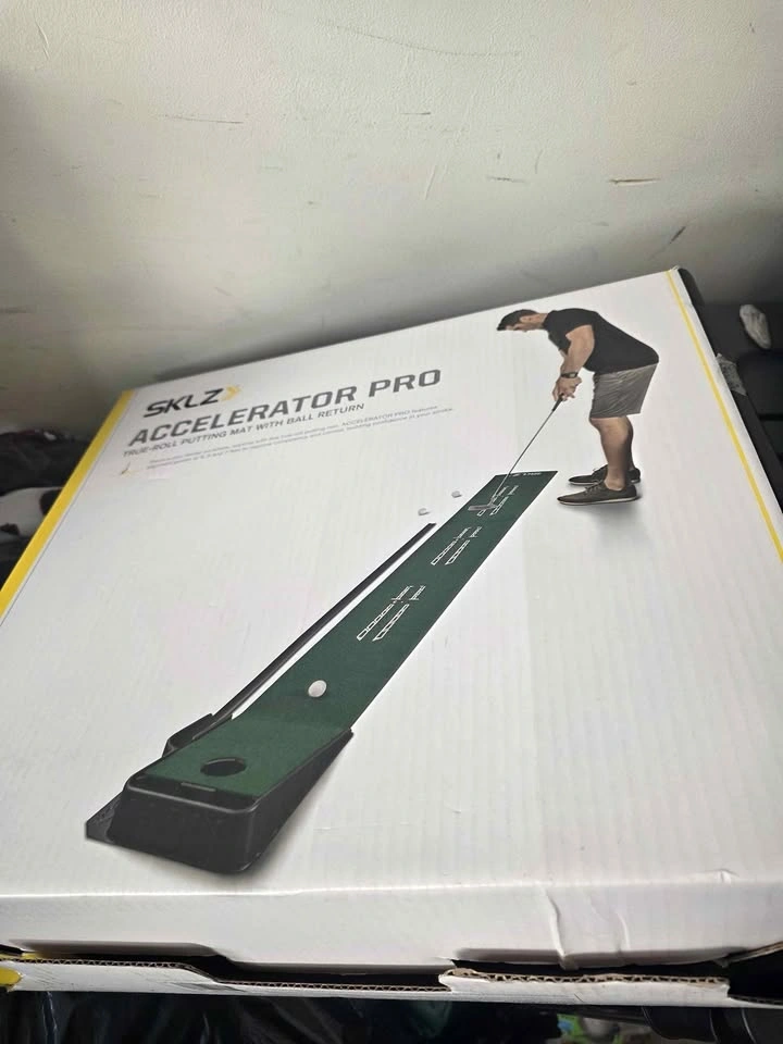 SKILLZ Accelerator Pro indoor putting mat with a ball return