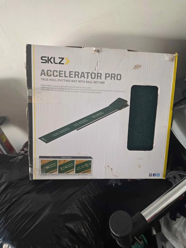 SKILLZ Accelerator Pro indoor putting mat with a ball return - photo 2