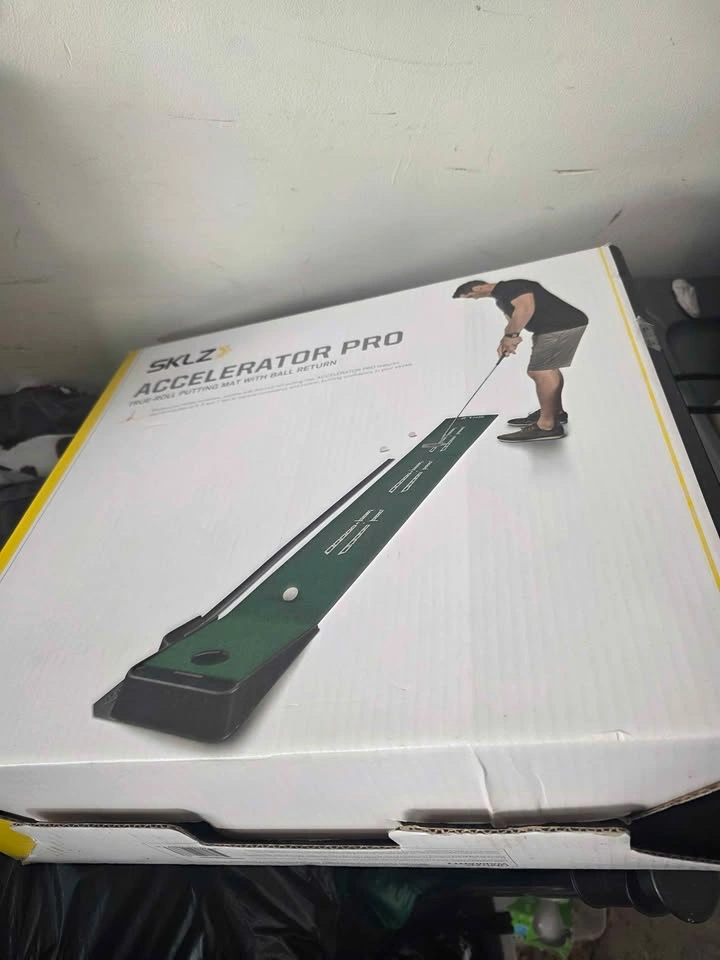 SKILLZ Accelerator Pro indoor putting mat with a ball return - photo 3