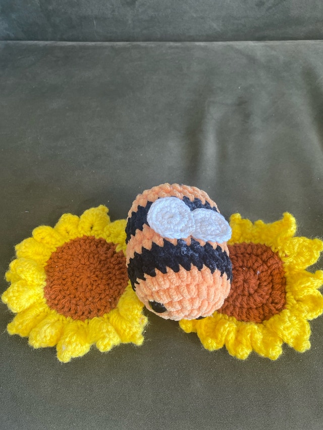 Crochet Bumblebee and Sunflowers Set - photo 2
