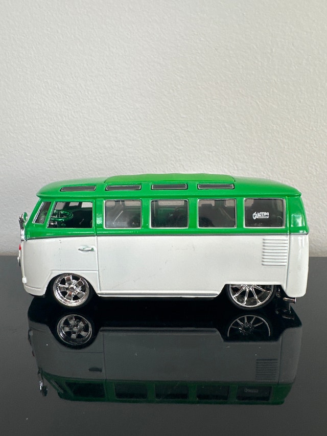 Maisto Custom Shop Volkswagen Van "Samba" 1:25 scale model