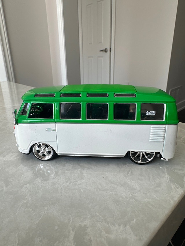 Maisto Custom Shop Volkswagen Van "Samba" 1:25 scale model - photo 2