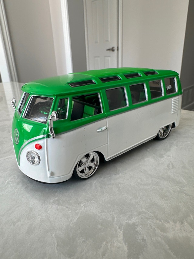 Maisto Custom Shop Volkswagen Van "Samba" 1:25 scale model - photo 3