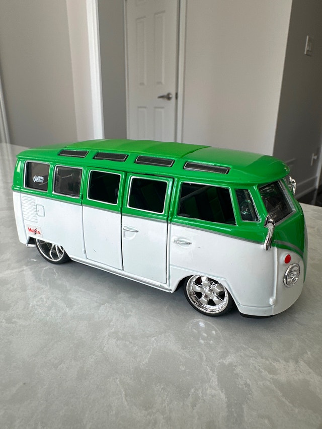 Maisto Custom Shop Volkswagen Van "Samba" 1:25 scale model - photo 5