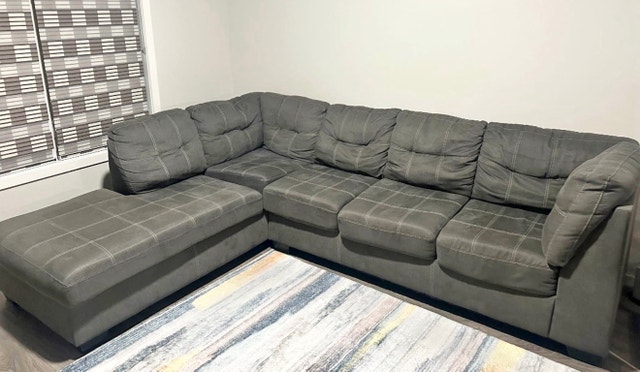Large Sectional Couch! *FREE DELIVERY