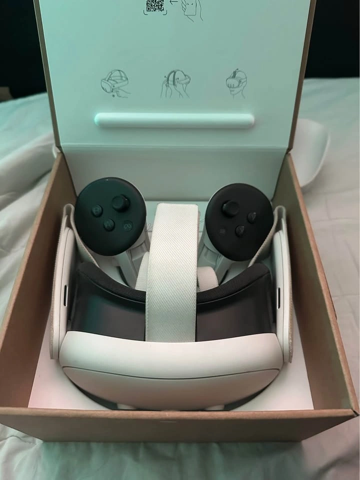 Meta Quest 128GB VR Headset with Controllers and Dock - photo 2