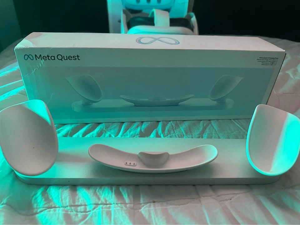Meta Quest 128GB VR Headset with Controllers and Dock - photo 3