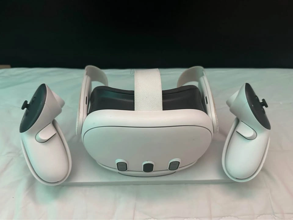 Meta Quest 128GB VR Headset with Controllers and Dock - photo 4