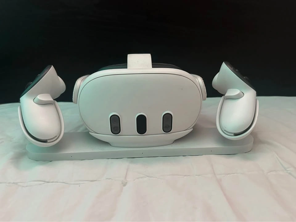 Meta Quest 128GB VR Headset with Controllers and Dock - photo 5