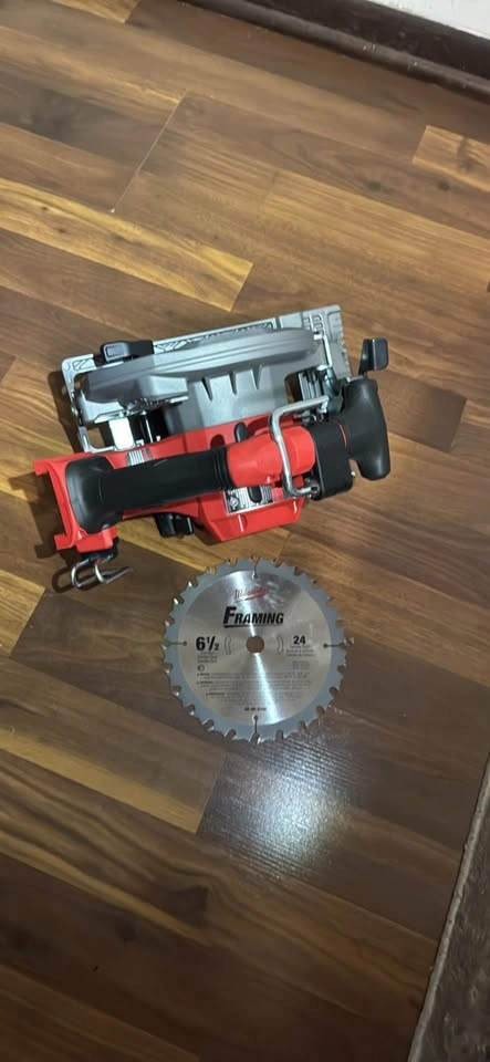 Milwaukee m18 fuel 6 1/2” circular saw (tool only) - photo 2