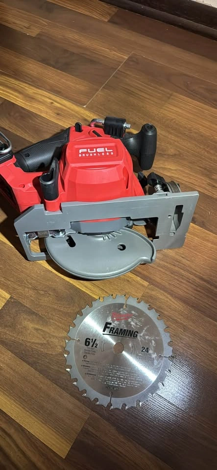 Milwaukee m18 fuel 6 1/2” circular saw (tool only) - photo 3