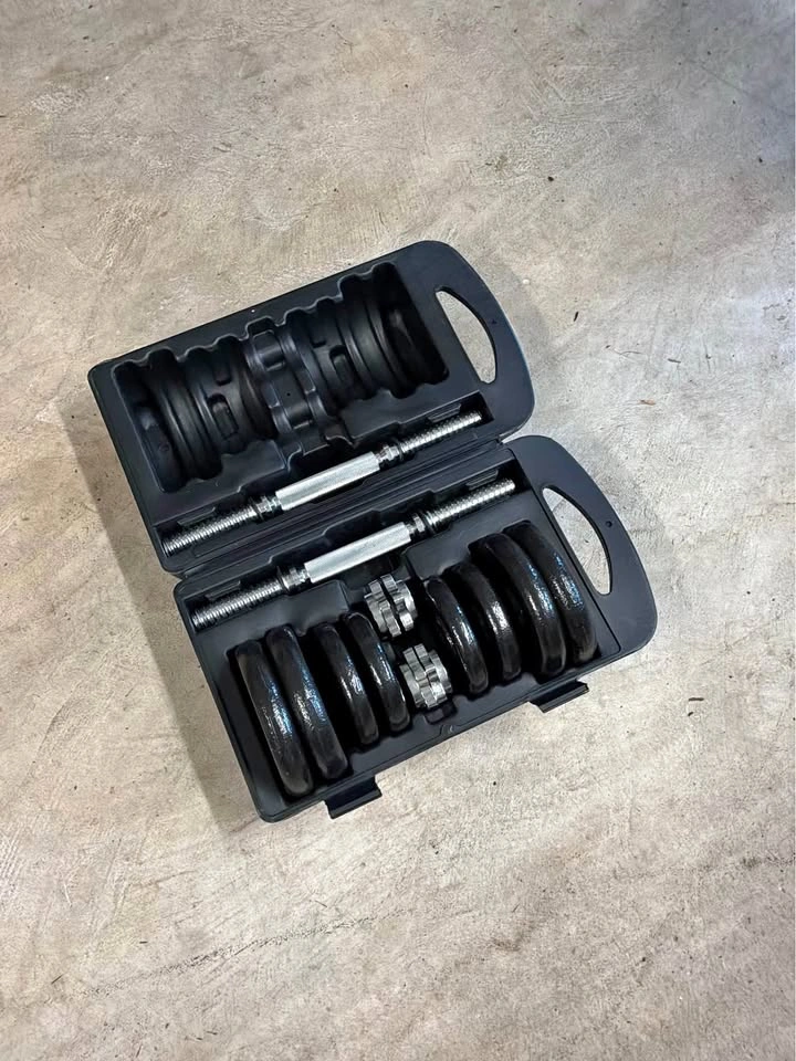 Amazon Basics Adjustable Cast Iron Dumbbell Set with Case