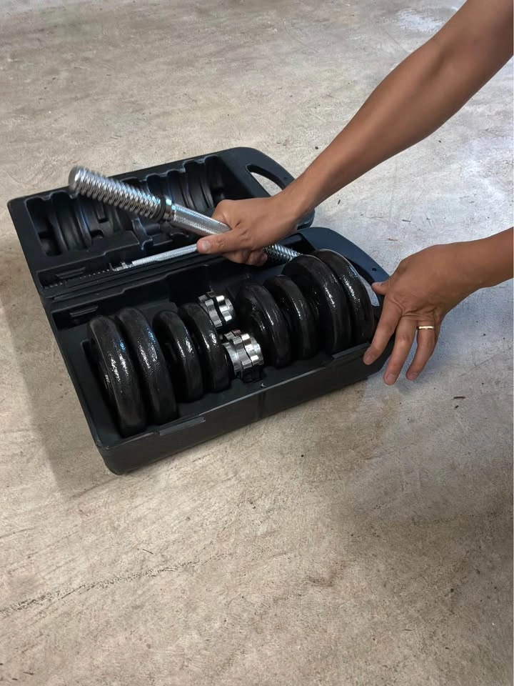 Amazon Basics Adjustable Cast Iron Dumbbell Set with Case - photo 2