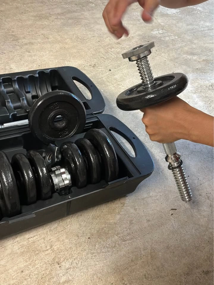 Amazon Basics Adjustable Cast Iron Dumbbell Set with Case - photo 3