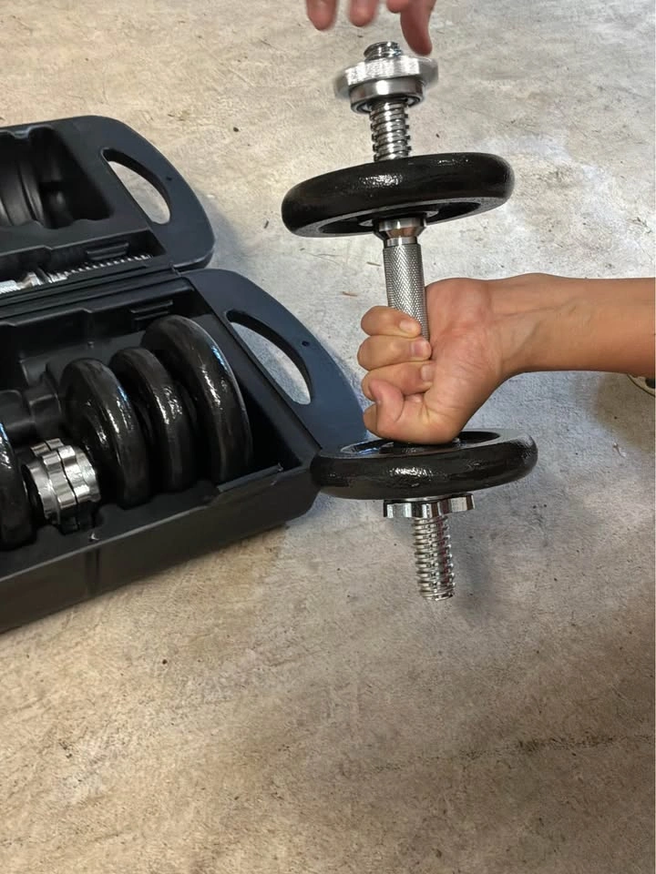 Amazon Basics Adjustable Cast Iron Dumbbell Set with Case - photo 4