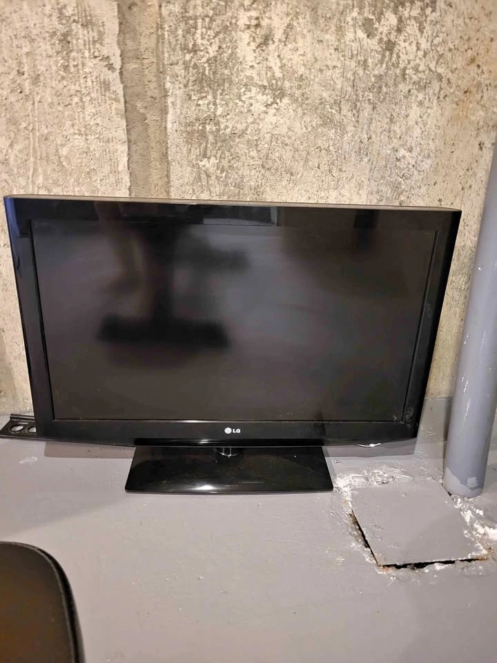 MOVING SALE: 37" LG LCD TV (Great for Gaming / Garage) – $20 OBO