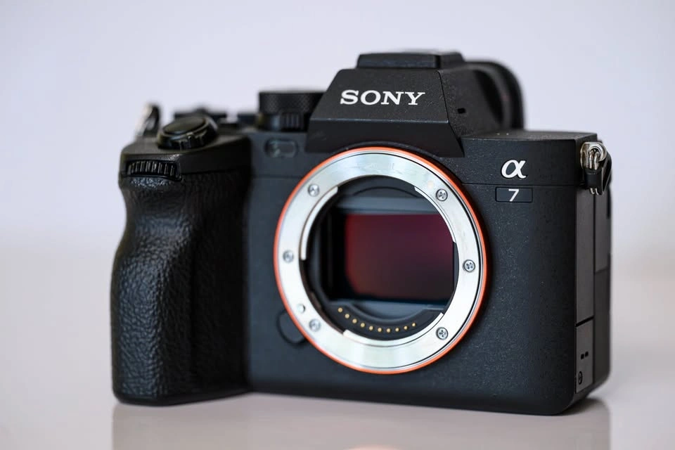 Sony a7 IV & 50mm f/1.8 Lens, Box, Strap, Battery - photo 2