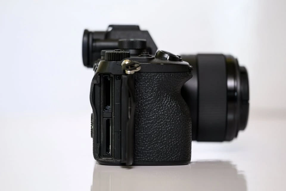 Sony a7 IV & 50mm f/1.8 Lens, Box, Strap, Battery - photo 3