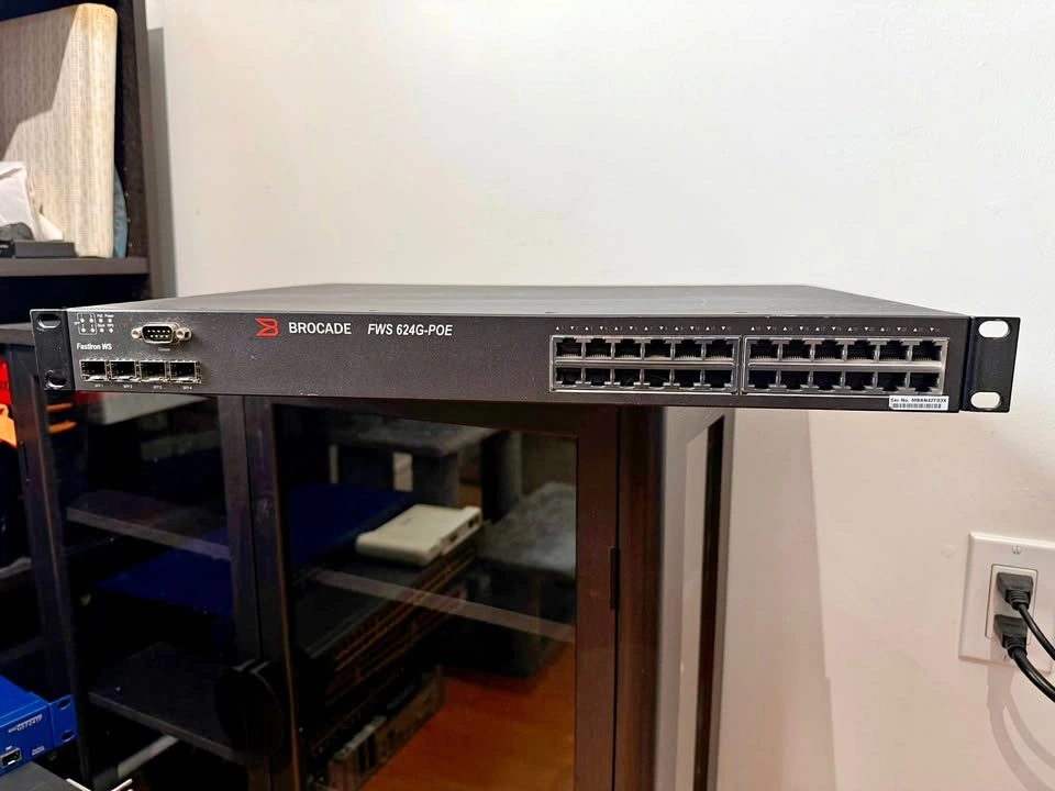 Brocade FWS 624G-POE