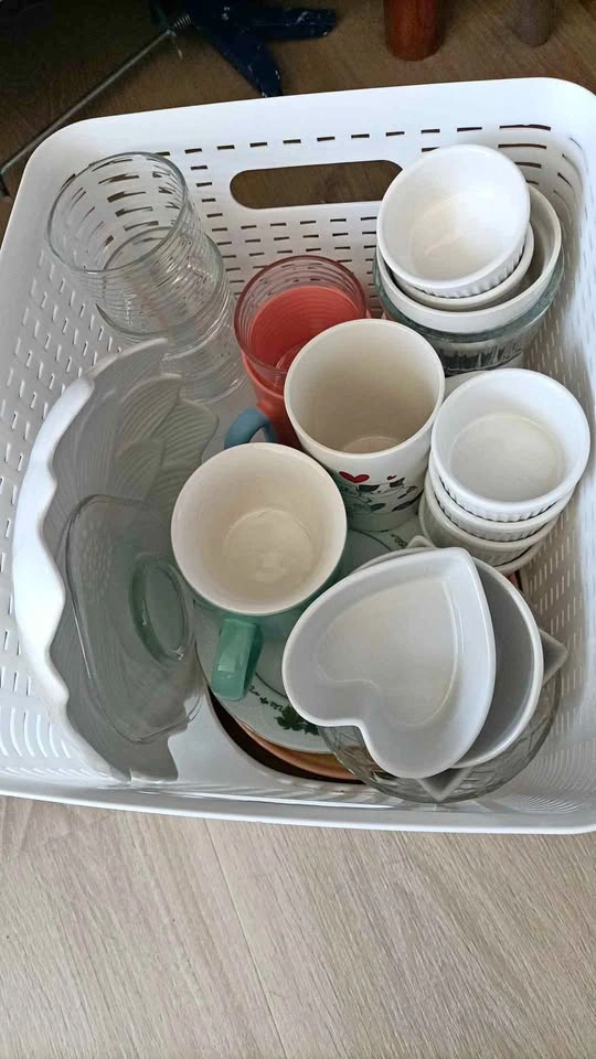 Kitchenware - Plates, Bowls, Cups