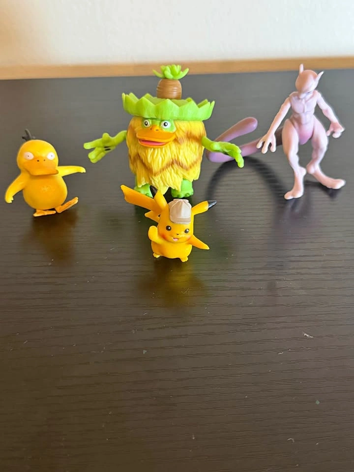 Pokémon Detective Pikachu Figures