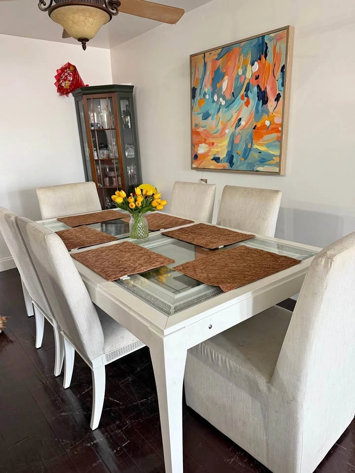 Beautiful White Dining Table with 6 Chairs (chairs free)