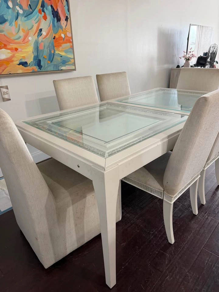 Beautiful White Dining Table with 6 Chairs (chairs free) - photo 2