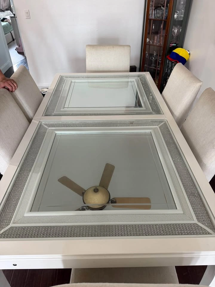 Beautiful White Dining Table with 6 Chairs (chairs free) - photo 3