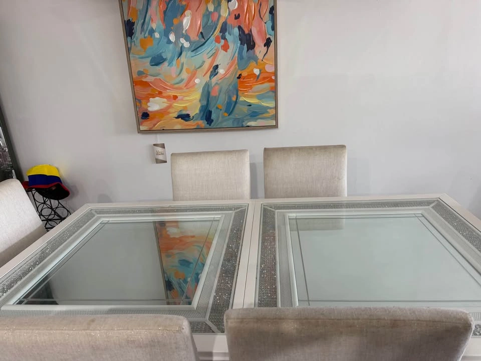 Beautiful White Dining Table with 6 Chairs (chairs free) - photo 4