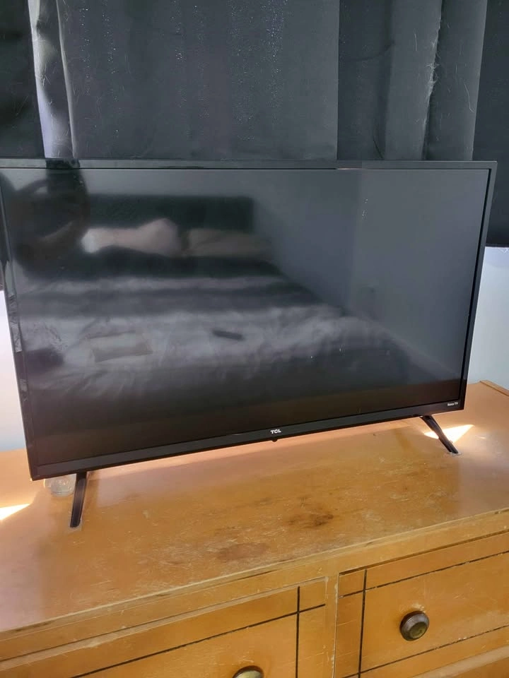 MOVING SALE: TCL 32" Smart Roku TV (Like New) - photo 2