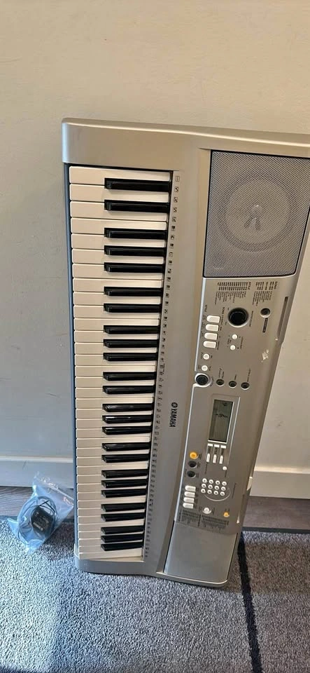 Yamaha PSR-E333 keyboard