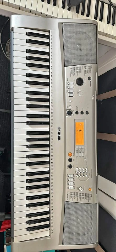 Yamaha E313 Electronic Keyboard