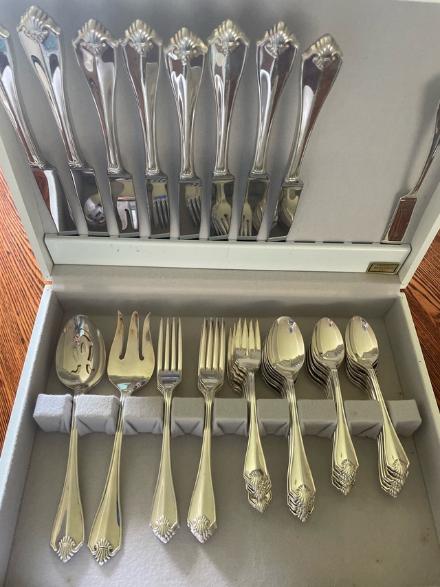 Oneida “King James” Silverware 8 Place Settings