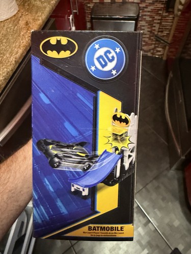 Spin Master DC Batman Batmobile 1:32 Diecast Playset - photo 3