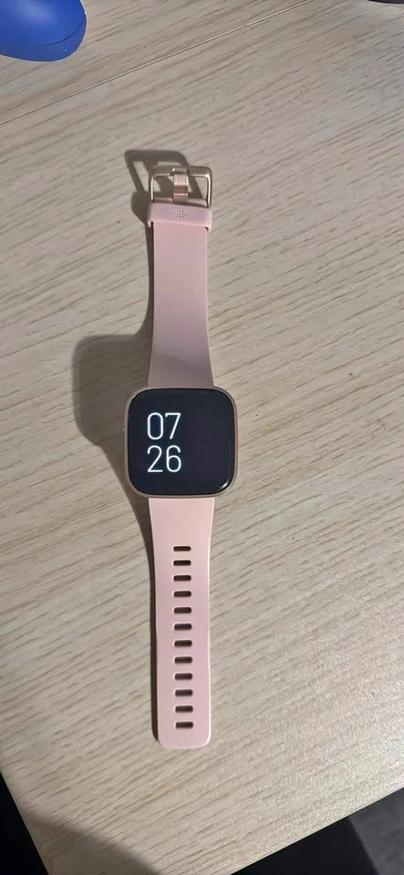 Fitbit Versa smartwatch pink rose gold
