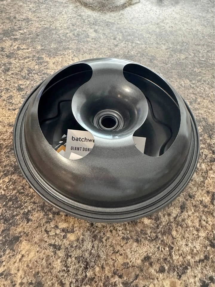 Batchworks by Everythink Giant Donut / Cake Pan
