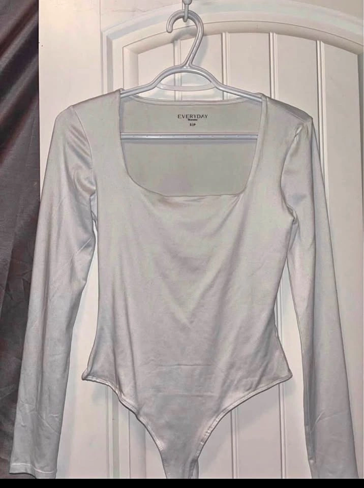 Women’s tops (read description for price)