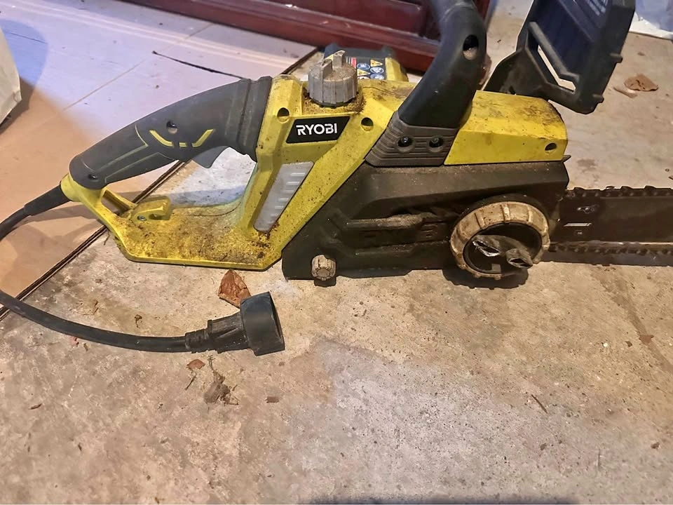Ryobi Corded Electric Chainsaw – For Parts Only / Not Working
