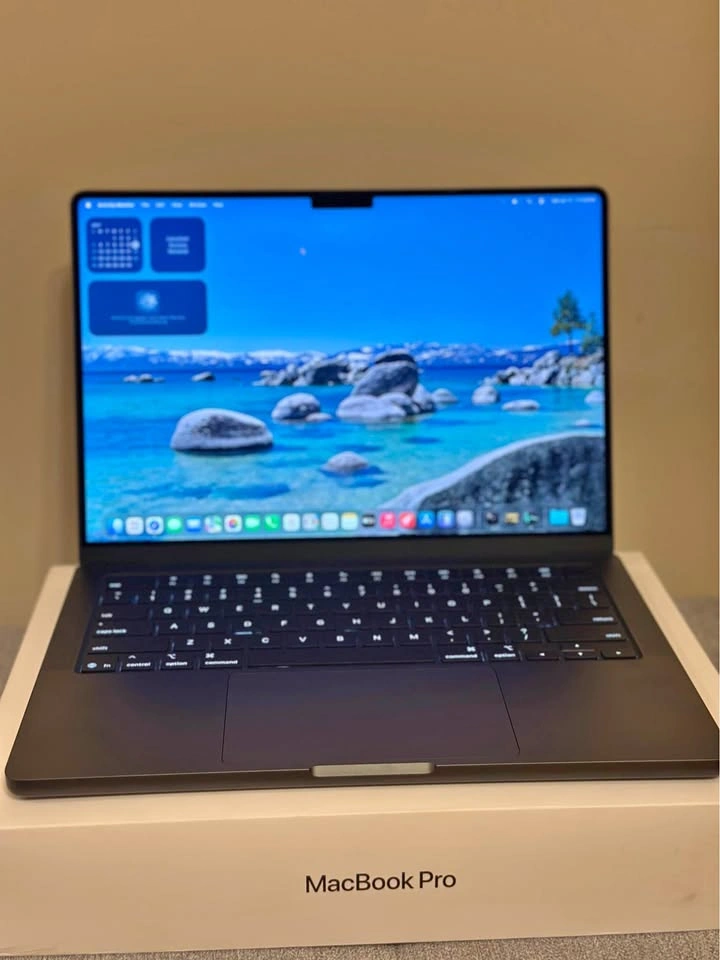 MacBook Pro M5 – Like New (24GB / 1TB)