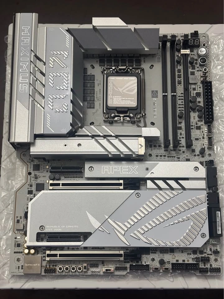 ASUS ROG Maximus Z890 Apex Motherboard - photo 4