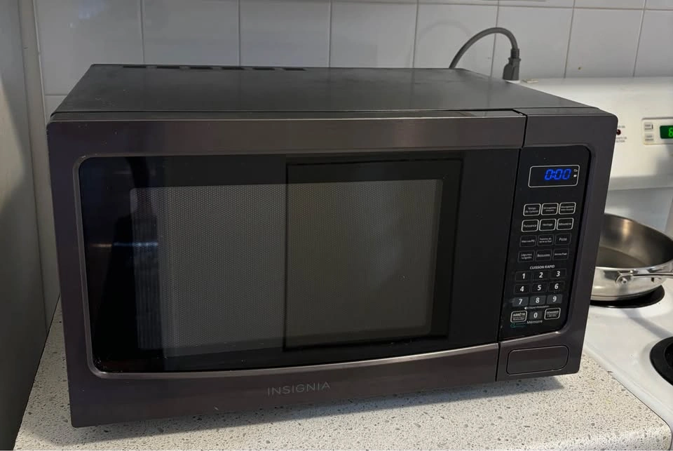 Insignia Microwave – $40 - photo 2