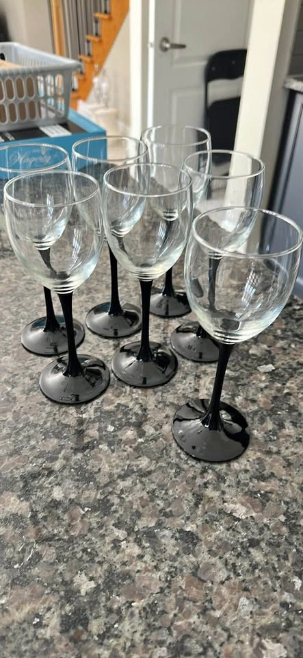Vintage-Style French Wine Glasses – Set of 7 – Made in France