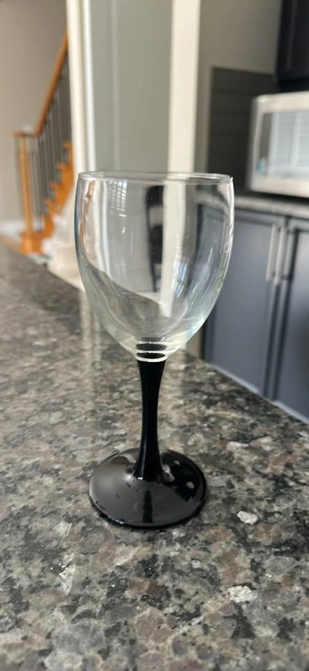Set of 5 Black Stem Wine Glasses – Excellent condition - photo 2