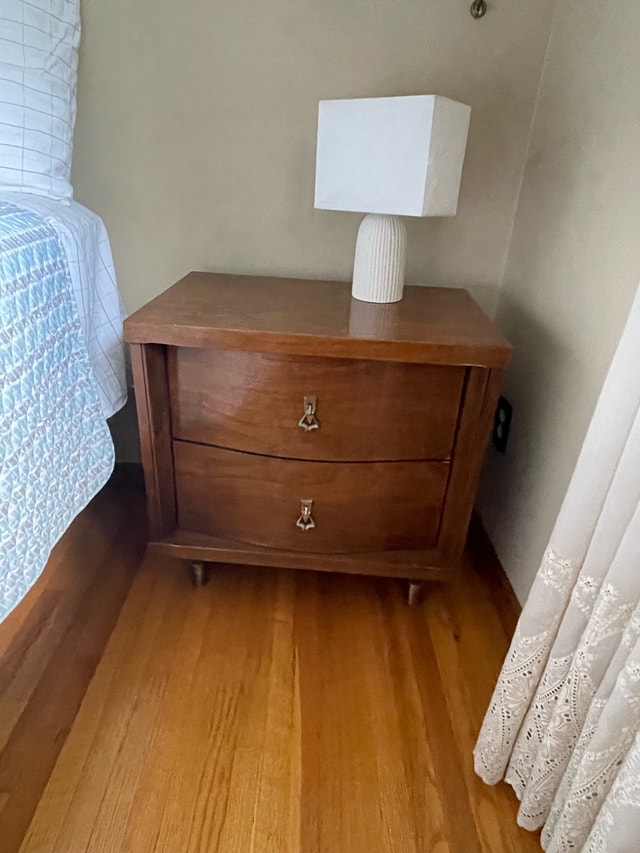 MCM 2-drawer nightstand - wood detailing!!