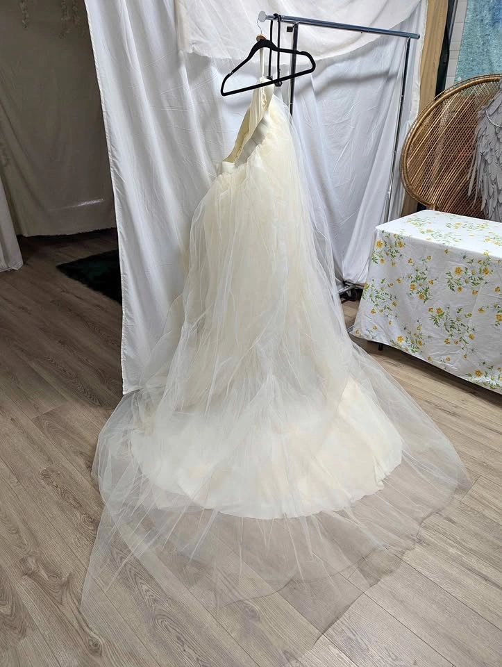 Ivory tulle bridal ball gown train