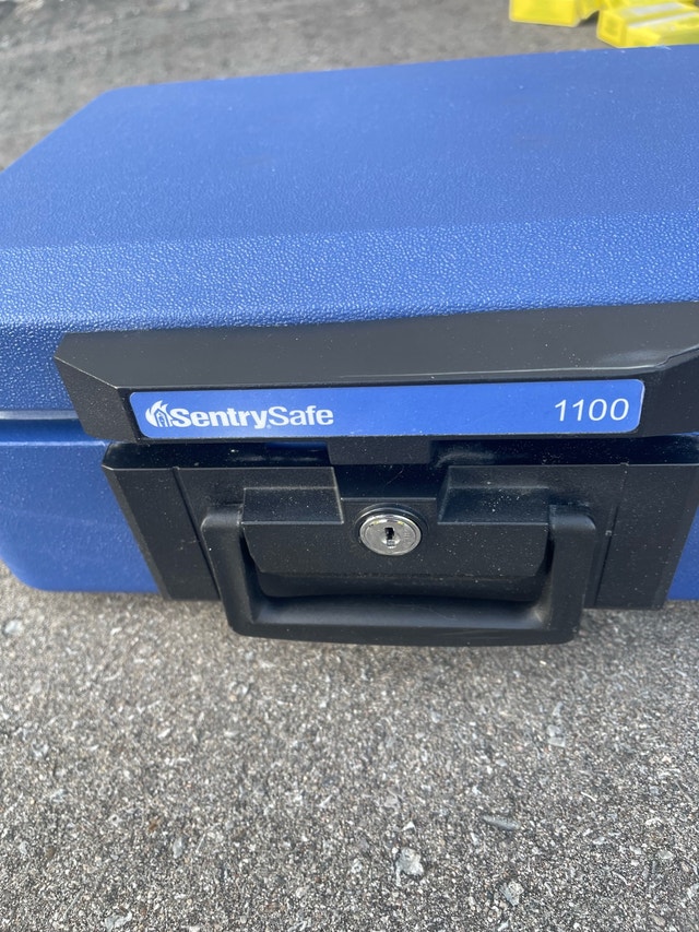 SentrySafe 1100 (no key) - photo 2