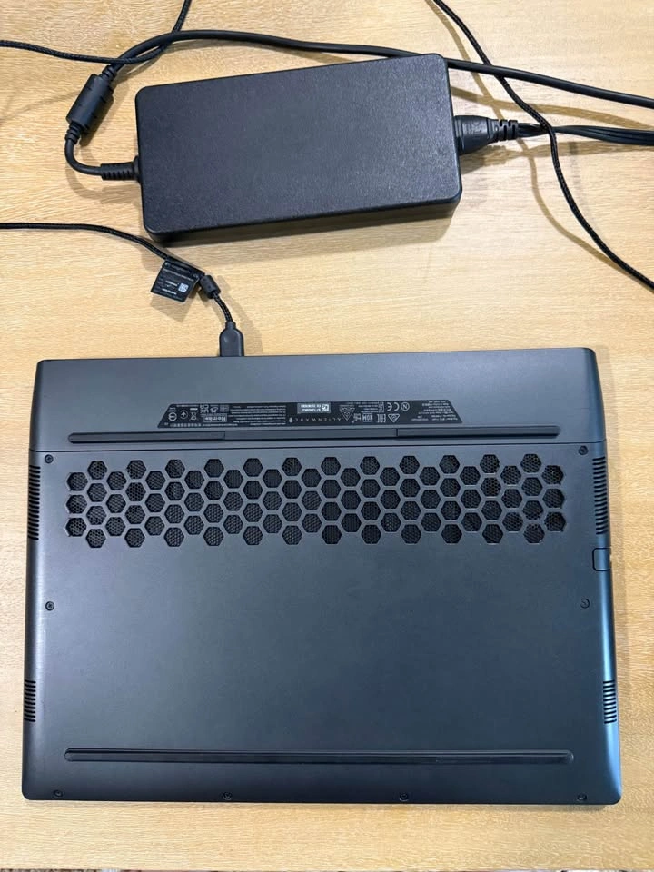 Alienware m15 R7 Gaming Laptop | i7-12700H | RTX 3070 Ti - photo 2