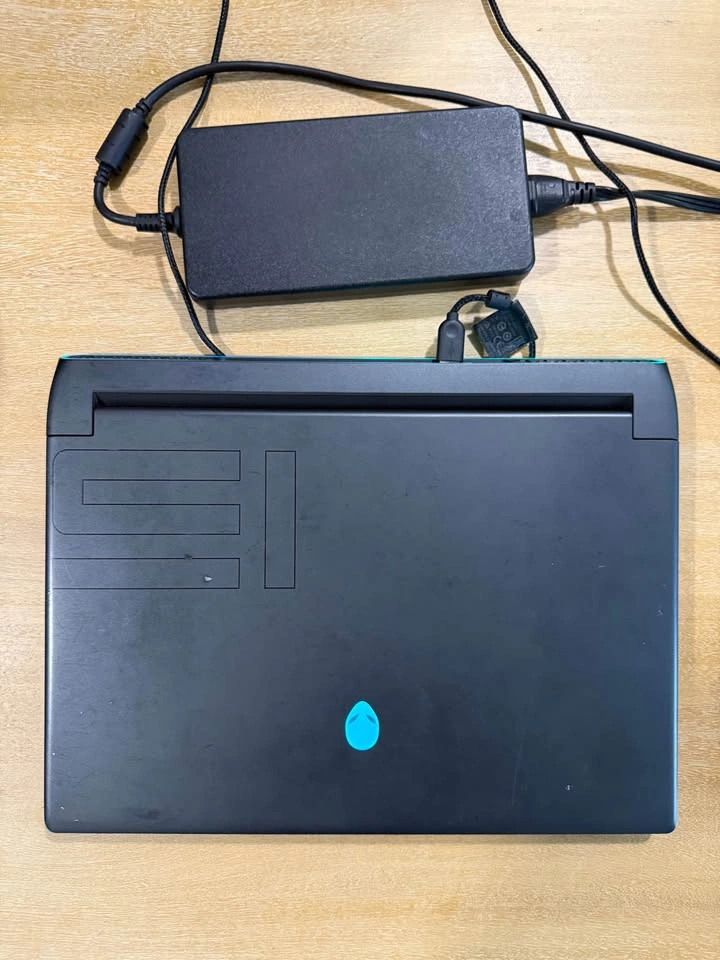 Alienware m15 R7 Gaming Laptop | i7-12700H | RTX 3070 Ti - photo 3